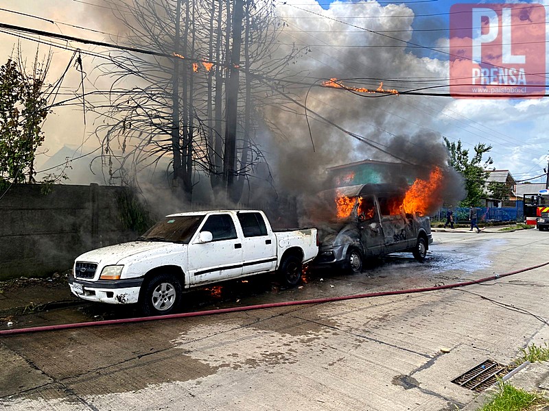 Incendio consume vivienda y 2 automóviles en Puerto Montt