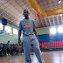 El entrenador Vidalin Cuevas será reconocido en basquetbolista estrella local de la semana.