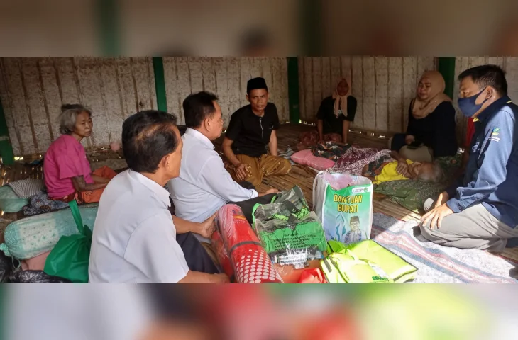 Pemkab Pamekasan Respon Cepat Kondisi Dua Lansia Bersaudara yang Lumpuh, Dinsos Beri Bantuan