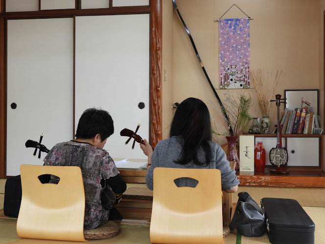 すぅーぎぃーじぃーは、そば営業終了後の１５時からは三線教室になります