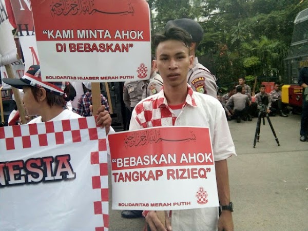 Tulisan Kecil di Spanduk Pendukung Ahok Dinilai Kontras