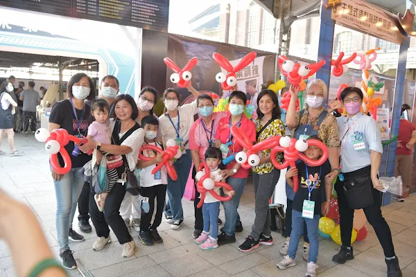 ▲現場不僅有豐富的學員成品展示，還有多項互動體驗教學以及集點闖關等趣味內容。（中彰投分署提供）
