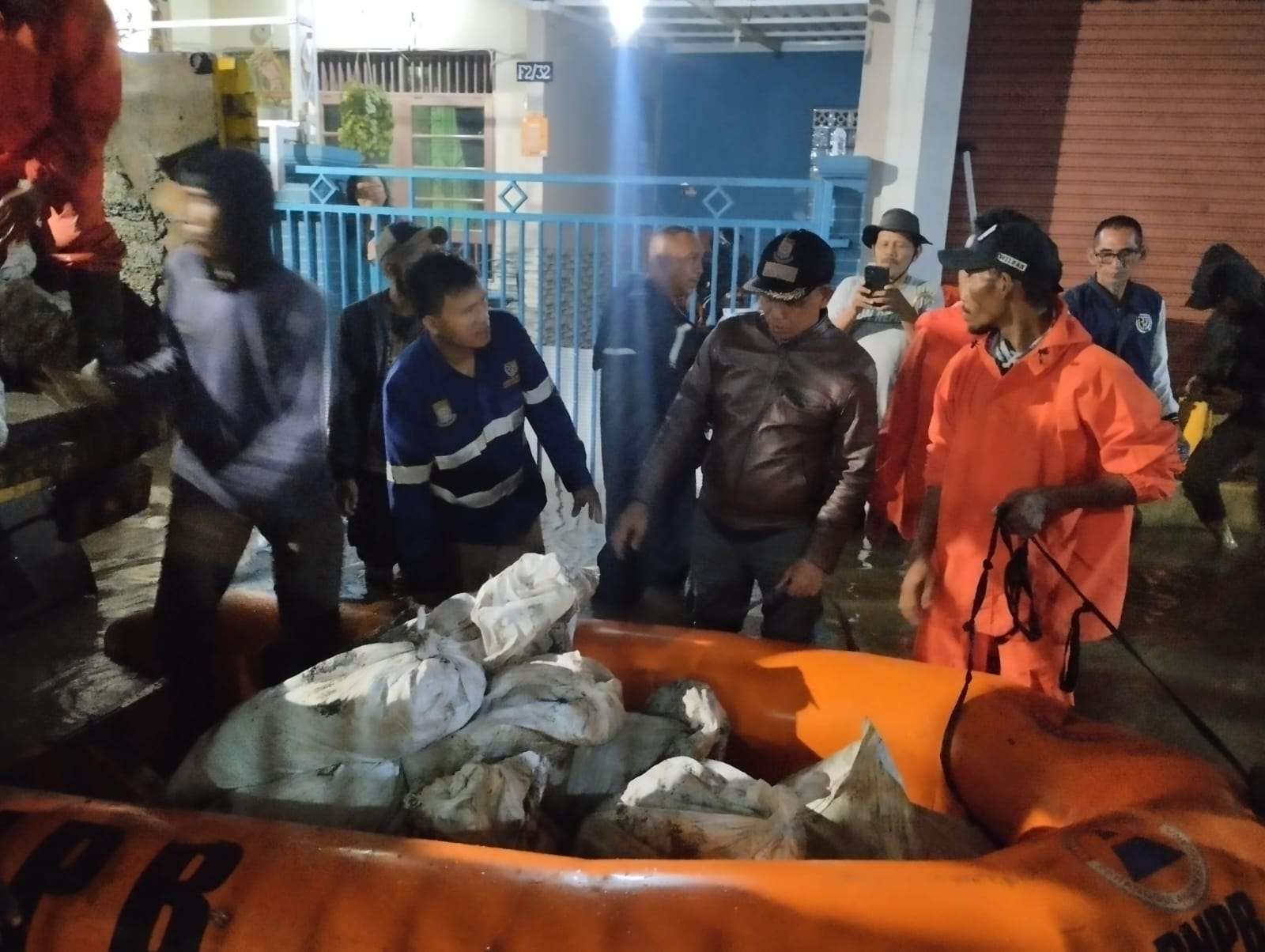 Pemkot Tangerang Kerahkan 400 Karung Kisdam Cegah Banjir Meluas di Cibodas