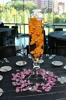 Decoracion con Flores Sumergidas Anaranjadas, Centros de Mesa