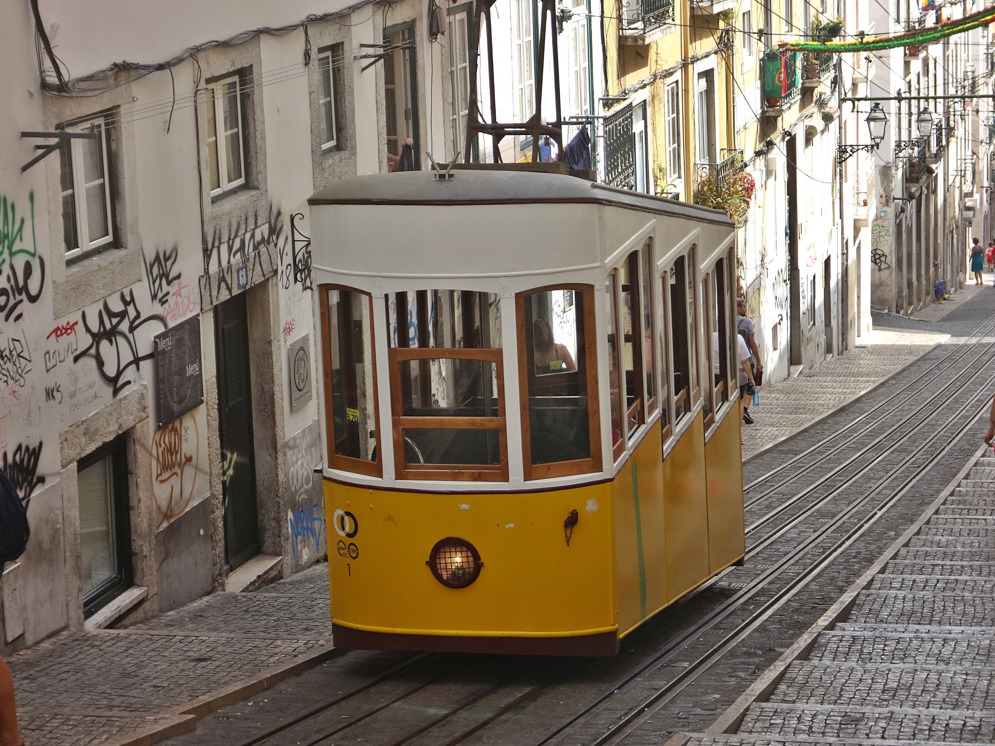 tramway n°28 de la petite rua da Bica de Duarte Belo