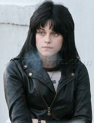 kristen stewart smoking crack. Kristen Stewart smoking on the