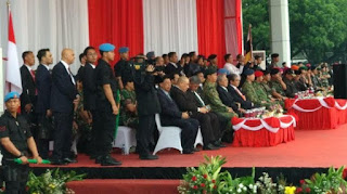 Jokowi Ajak Sultan Brunei Menonton Atraksi Makan Ular Pasukan Kopassus TNI