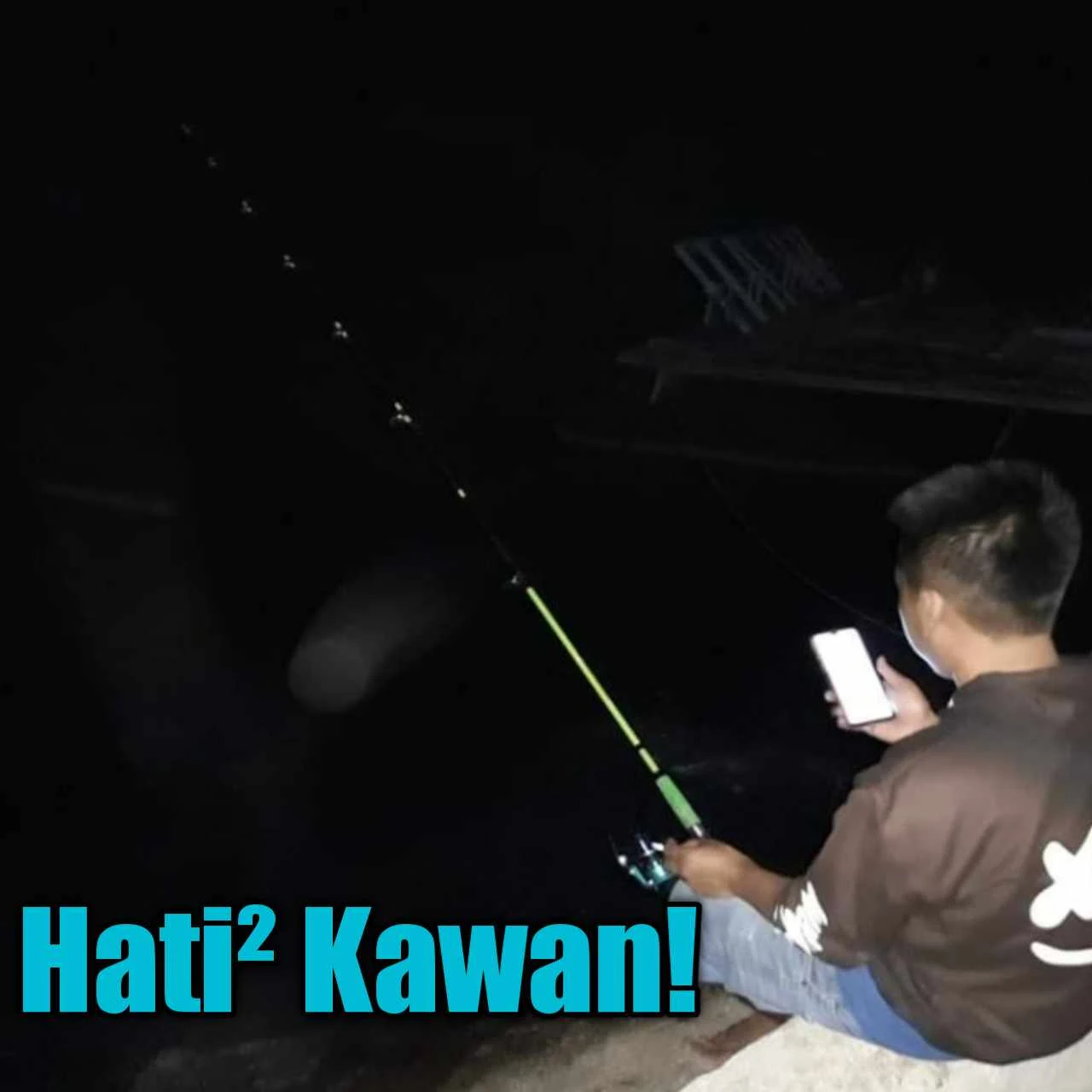 memancing ikan sambil main game lalu celaka