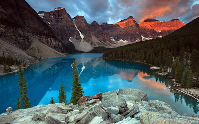 Lago muy cerca de las montañas