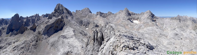 Subida a las Torres Areneras y a las Cuetos del Trave, pasando por el Refugio de Urriellu y el de Cabrones, en el Macizo Central de Picos de Europa.