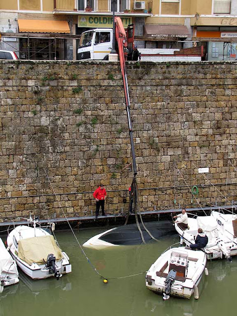 Salvaging a sunken boat, Fosso Reale, Livorno