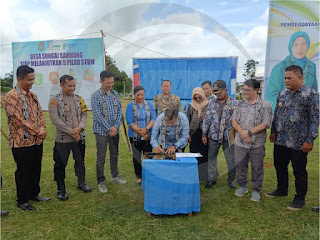 Bupati Sekadau, Aron, menghadiri acara Deklarasi Open Defecation Free (ODF) Desa Sungai Sambang. (Diskominfo Sekadau/Madah Sekadau/Borneotribun)