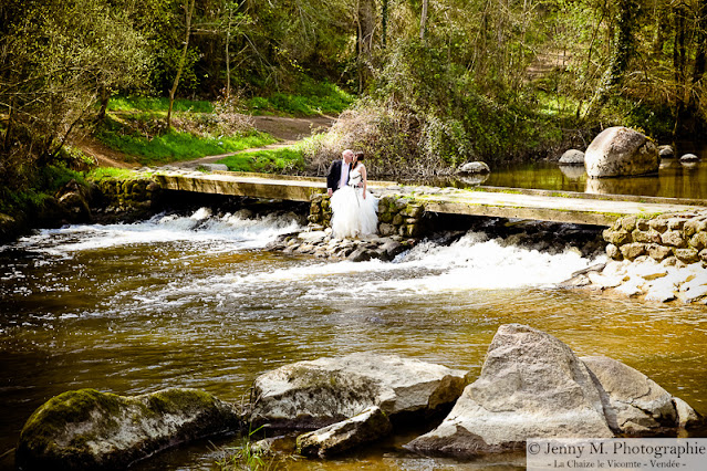 photo mariés dans rivière avec cascade