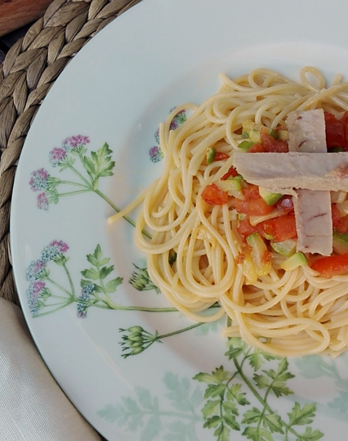 Pasta con vegetales y ventresca de bonito