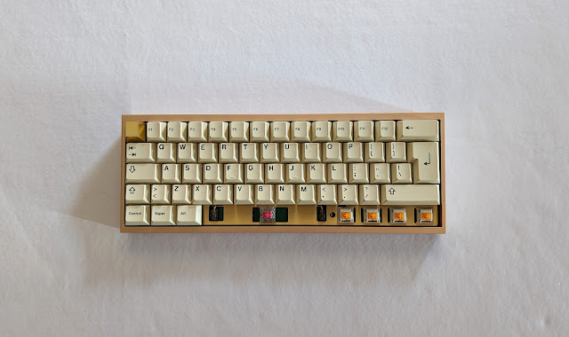 GMK Umka - montar teclado custom dorado
