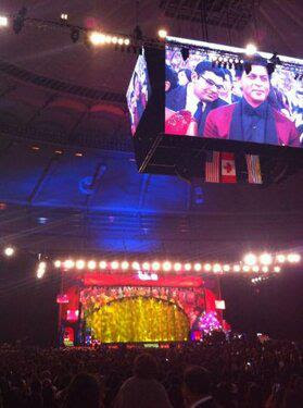 Shahrukh Khan performance at TOIFA 2013 gallery