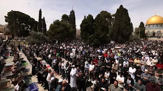 On the third Friday of Ramadan, 125 thousand Palestinians pray at Al-Aqsa Mosque