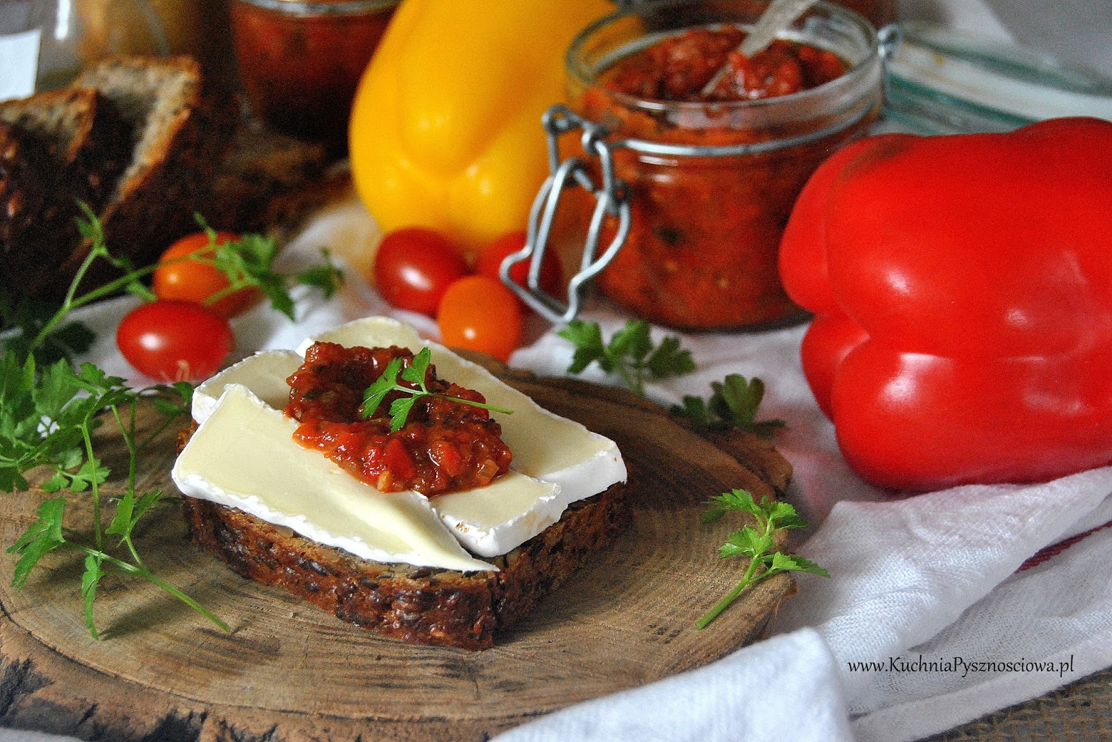 540. Pindżur, bałkańska pasta warzywna z pomidorami, papryką i bakłażanem