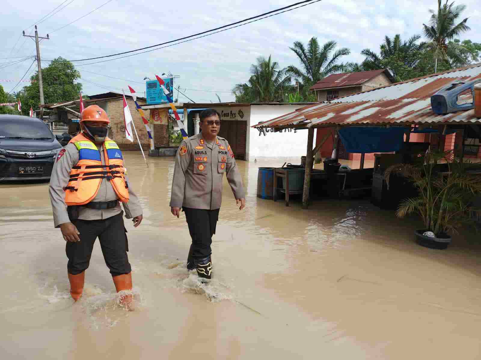 Tiga Kecamatan Terdampak Banjir, Polresta Deli Serdang Langsung Berikan Bantuan dan Evakuasi Warga