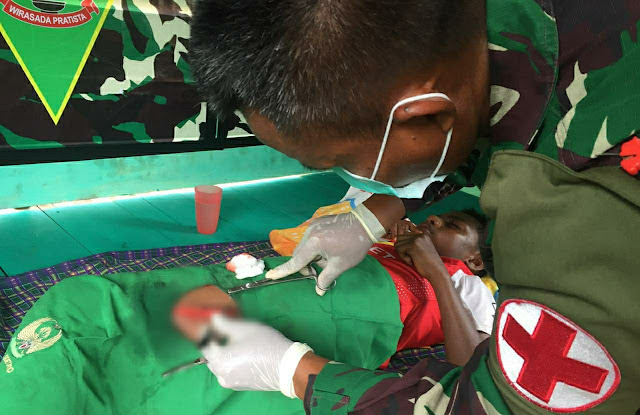Timkes Satgas TNI Pamtas Yonif 403/WP Obati Korban Luka Robek di Perbatasan Papua