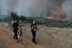 Κάτοικος των Δερβενοχωρίων προχώρησε σε καταγγελία-  μιλώντας στο κεντρικό δελτίο ειδήσεων τηλεοπτικού καναλιού, είπε ότι η φωτιά ήταν αποτέ...