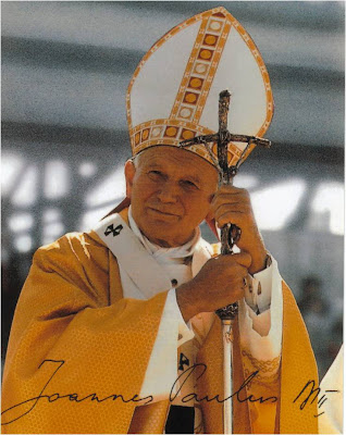 S.S. Juan Pablo II se apoya en la ferula papal en una imagen autografiada.