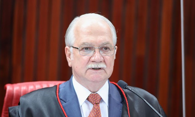 Brasil deve mostrar que rejeita "aventuras autoritárias", diz ministro Edson Fachin