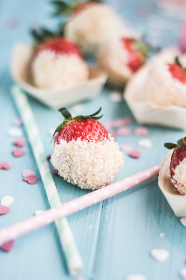 Ein tolles Partymitbringsel: Erbeeren mit weißer Schokolade