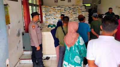 Personel polsek Kejuruan Muda Monitoring Penyaluran Bantuan Beras