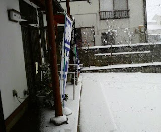 蕎麦屋の店先は、真っ白な雪、寒い一日になりました。