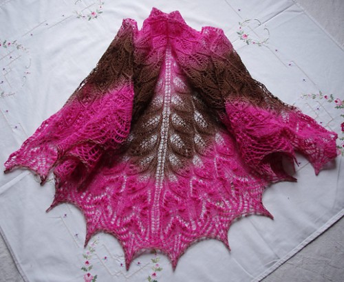 Wavy leaves and butterflies shawl - Free pattern