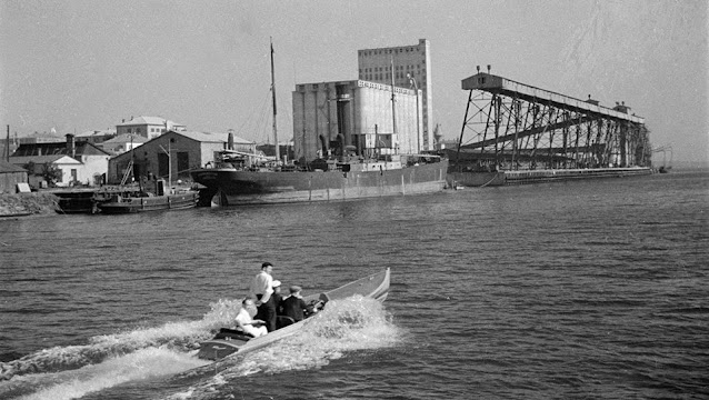 Херсонский Элеватор. 1953 год. Фото опубликовано в группе "Старый Херсон". Предоставил его Владислав Скрипниченко