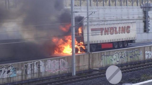 ΕΚΤΑΚΤΟ: ΟΔΗΓΟΙ ΠΡΟΣΟΧΗ! Φωτιά σε νταλίκα στην Αττική οδό – Διακόπηκε η κυκλοφορία