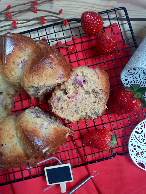 Bundt cake de sirope de arce con nueces y fresas. Maple, walnuts and strawberries bundt cake.  Desayuno, merienda, postre, recetas de temporada. Nordicware Cuca