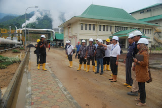 Foto 3: Para Peserta Safari Jurnalistik mendapatkan penjelasan dari Bpk. Alland Asqolani, Manajer Proyek PLTP Ulubelu