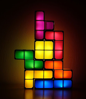 Valaisin, joka koostuu erivärisistä Tetris-palikoista