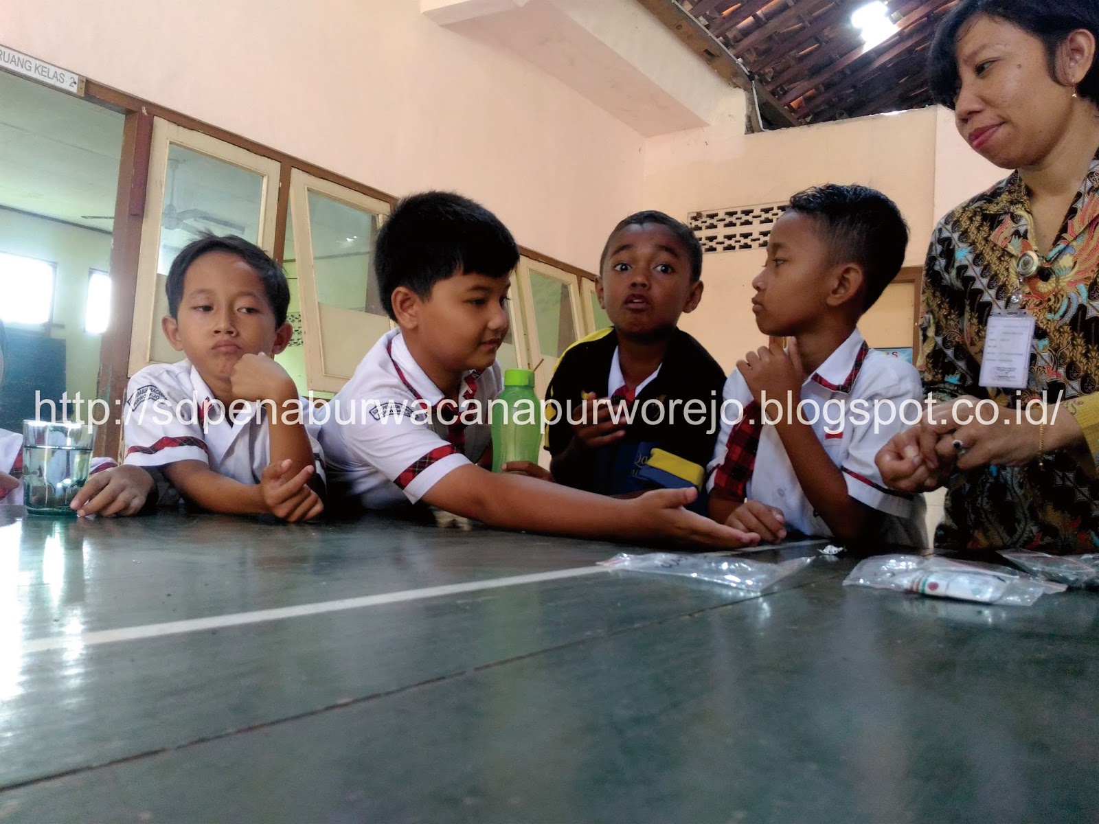 Kegiatan pemberian obat cacing oleh Ibu Bidan Purnama Sitindaon Amd Keb petugas dari PUSKESMAS Purworejo kepada Siswa Siswi Kelas I VI SD Penabur Wacana