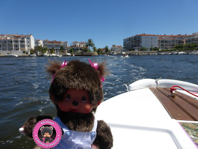 Diana la Monchhichi fait un tour de bateau dans le canal d'Empuriabra