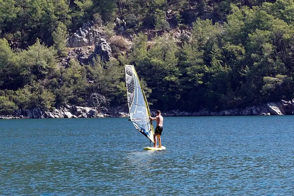 windsurf