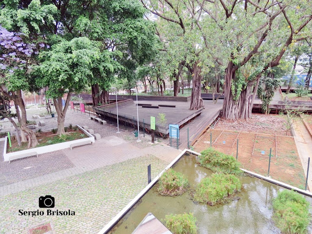 Vista ampla de uma parte interna da Praça Victor Civita em Pinheiros