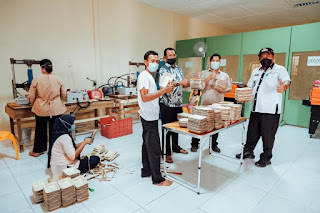 Panitia Kurban Bayung Lencir Borong Kontainer Pelepah Pinang Kerajinan Khas  Desa Mendis