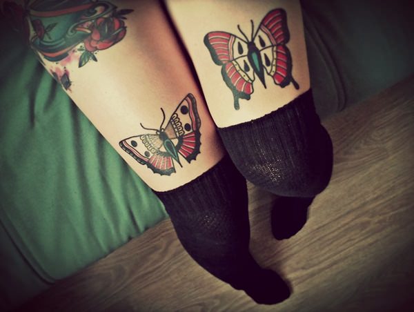 Tatuagem de borboleta em ambos coxa