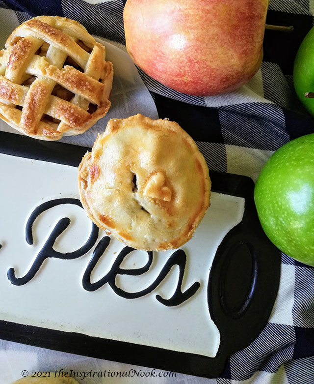 miniature apple pies, lattice pie crust design, small apple pie with heart, little apple pies, mini apple tartlets, small apple pie tarts