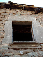 Detall d'una finestra del mas de Sant Pere de les Cigales