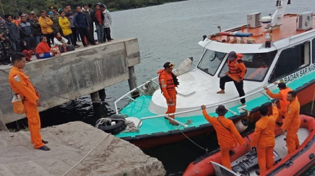 Danau Toba Kejadian Kapal Tenggelam 80 Penumpang Terjun Ke Air. Seperti yang anda ketahui seluruh pembaca setia ditanah air. Kejadian maut