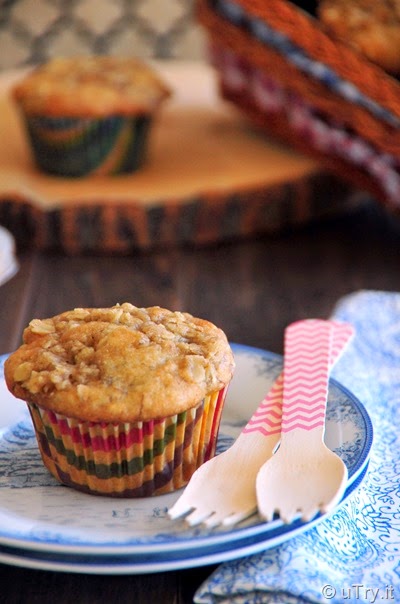 Banana Muffins with Crunchy Oat Topping   http://uTry.it