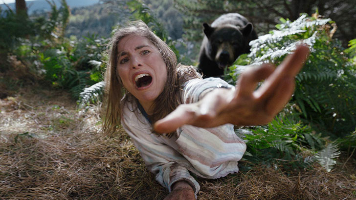 A atriz Hannah Hoekstra como Elza no filme 'O Urso do Pó Branco', de Elizabeth Banks. Foto: Universal Pictures