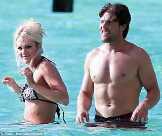 Mike Fisher Wife Carrie Underwood Swimming Pool