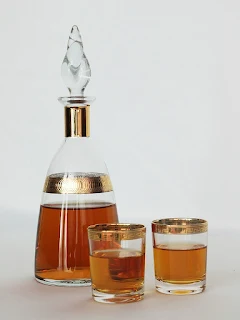 digestif, alcool de noyaux de pêches