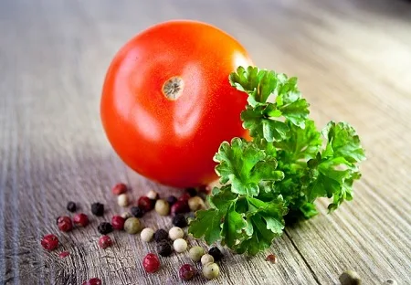 Tomato benefits for skin whitening